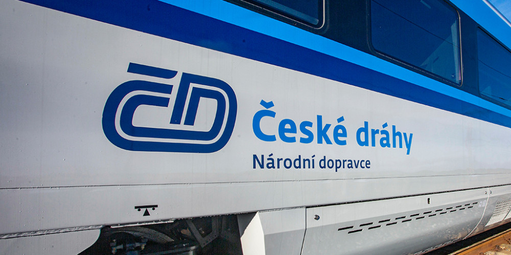 Ode dneška fungují na trati nové jízdní řady. Jaké změny očekávat v hradeckém kraji?