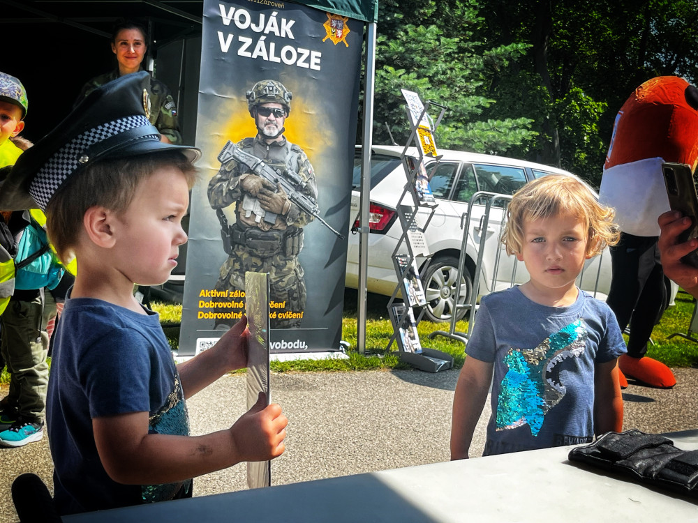 Na akci Bezpečné město na hradecké nábřeží dorazily tisíce dětí