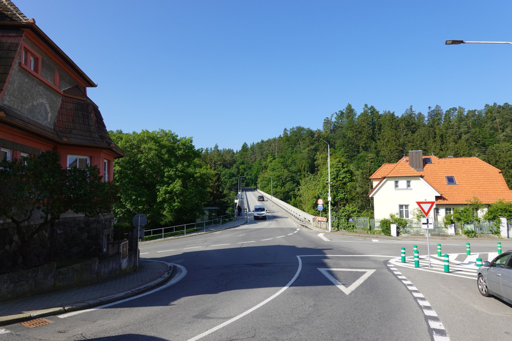 V Táboře upravili nebezpečnou křižovatku u Švehlova mostu, přibyli sloupky i dopravní značení