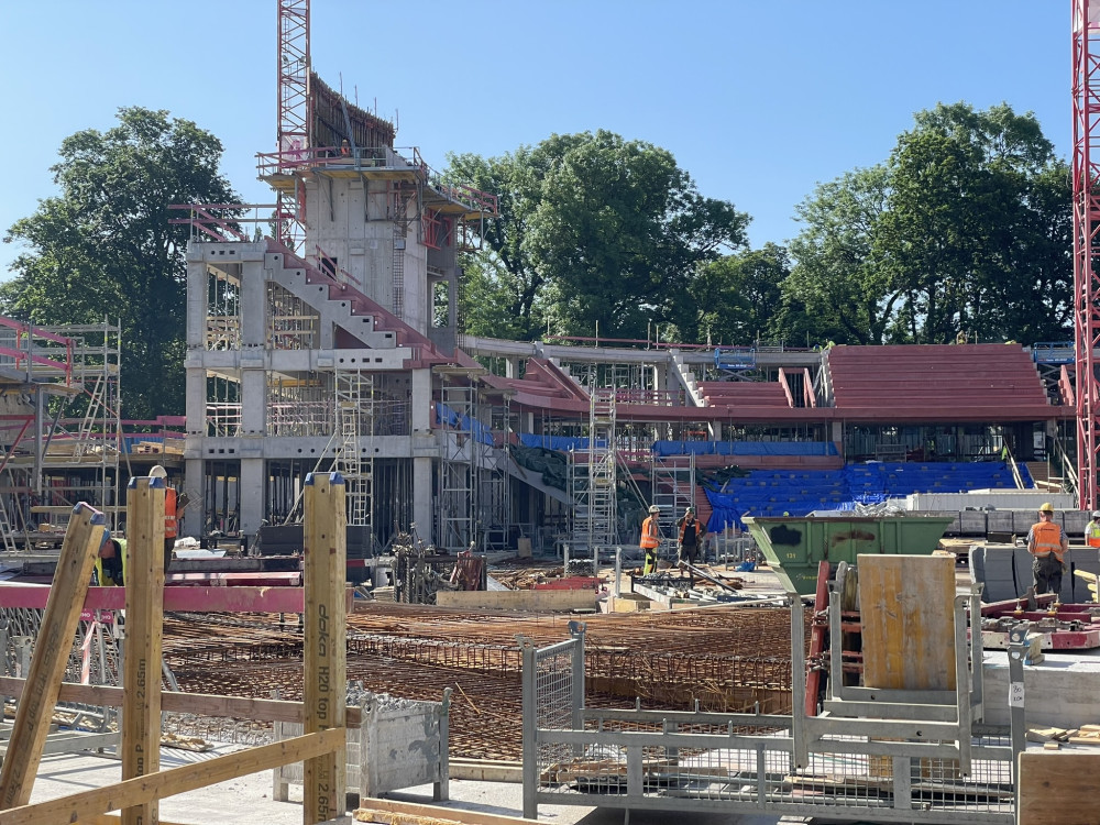 Aktuálně ze staveniště Horácké arény: Tribuny letí nahoru, na místě je mobilní jeřáb o hmotnosti 200 tun. Foto: Horácká aréna/facebook