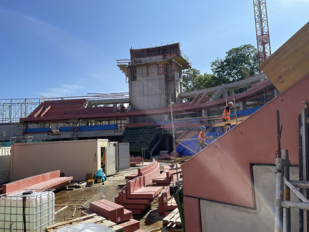 Aktuálně ze staveniště Horácké arény: Tribuny letí nahoru, na místě je mobilní jeřáb o hmotnosti 200 tun