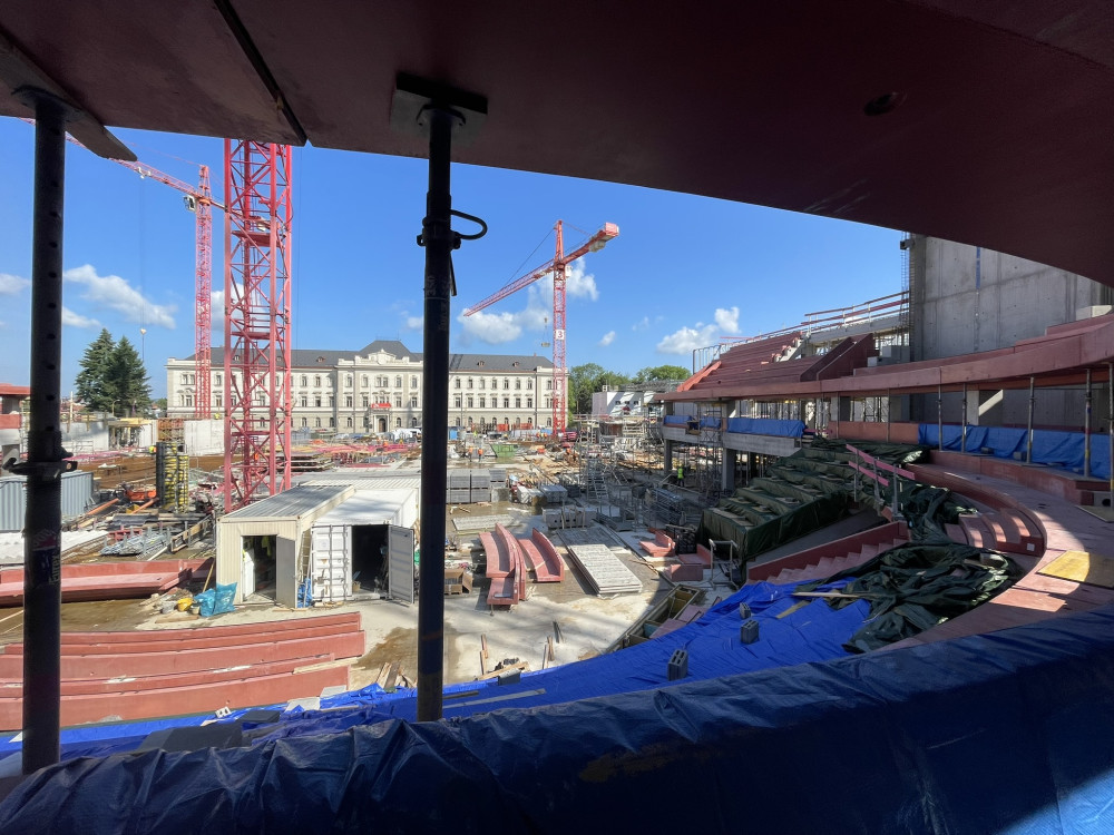 Aktuálně ze staveniště Horácké arény: Tribuny letí nahoru, na místě je mobilní jeřáb o hmotnosti 200 tun