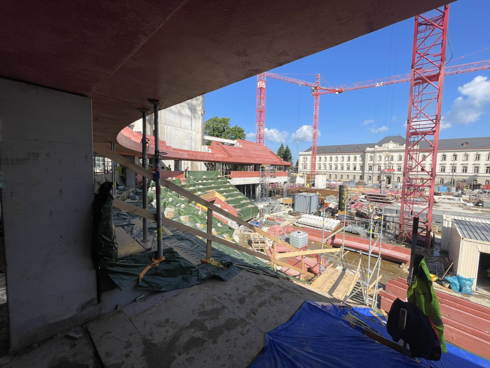Aktuálně ze staveniště Horácké arény: Tribuny letí nahoru, na místě je mobilní jeřáb o hmotnosti 200 tun
