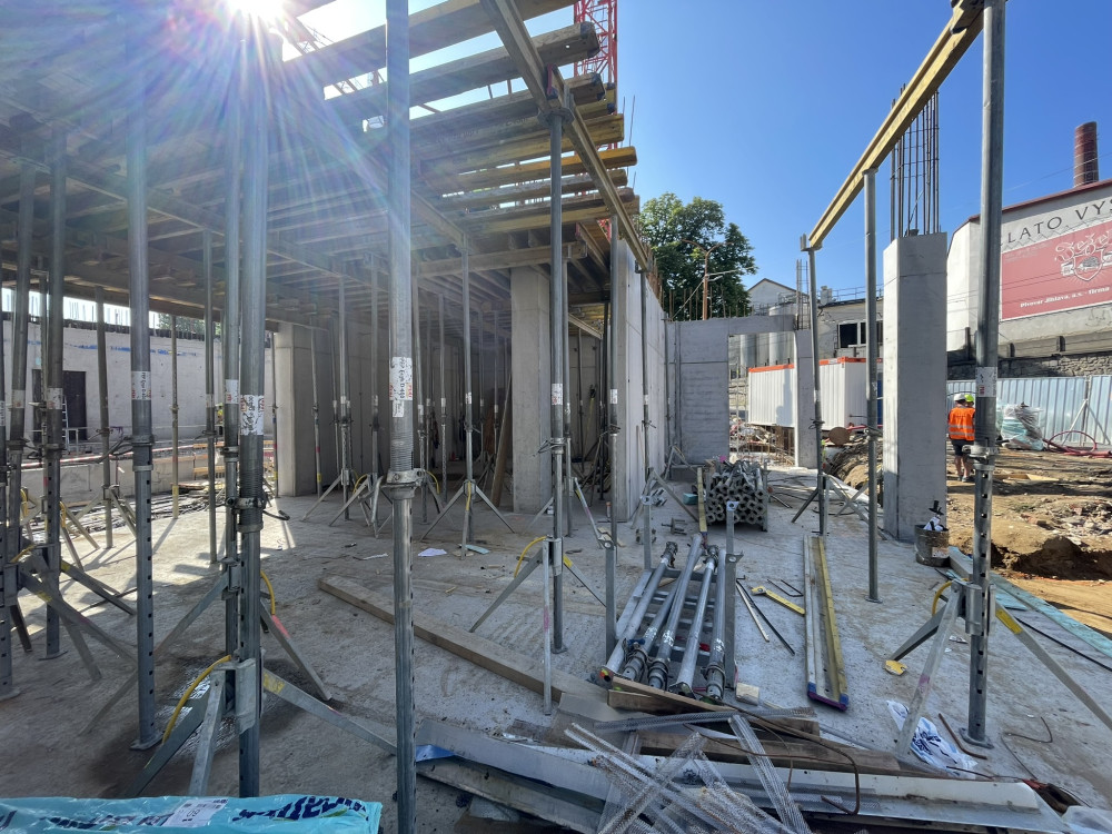 Aktuálně ze staveniště Horácké arény: Tribuny letí nahoru, na místě je mobilní jeřáb o hmotnosti 200 tun