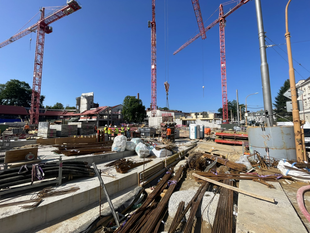 Aktuálně ze staveniště Horácké arény: Tribuny letí nahoru, na místě je mobilní jeřáb o hmotnosti 200 tun