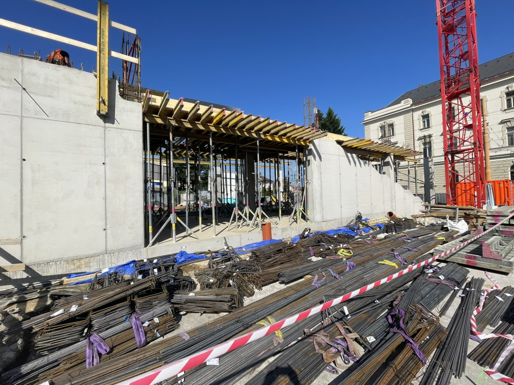 Aktuálně ze staveniště Horácké arény: Tribuny letí nahoru, na místě je mobilní jeřáb o hmotnosti 200 tun