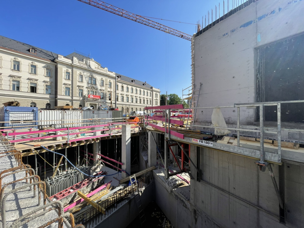 Aktuálně ze staveniště Horácké arény: Tribuny letí nahoru, na místě je mobilní jeřáb o hmotnosti 200 tun