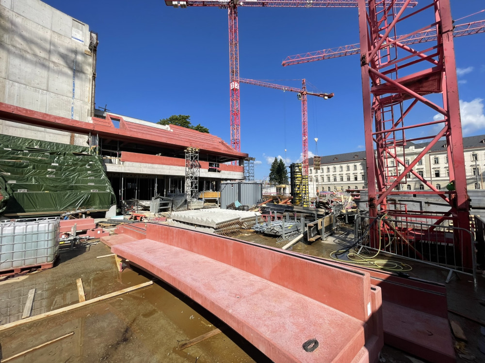 Aktuálně ze staveniště Horácké arény: Tribuny letí nahoru, na místě je mobilní jeřáb o hmotnosti 200 tun