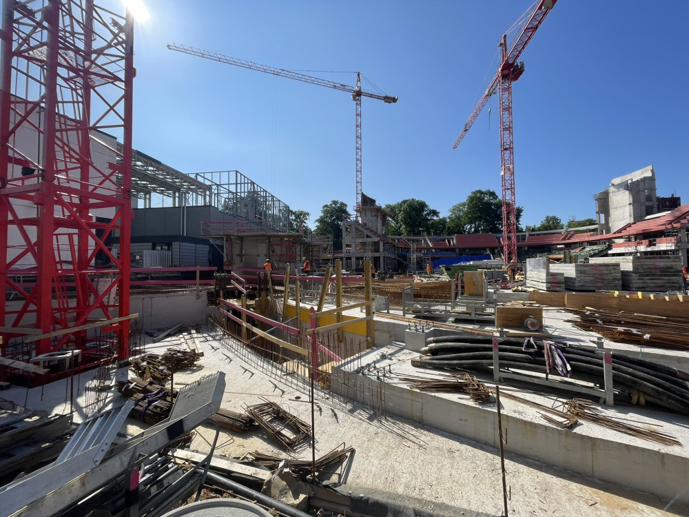 Aktuálně ze staveniště Horácké arény: Tribuny letí nahoru, na místě je mobilní jeřáb o hmotnosti 200 tun