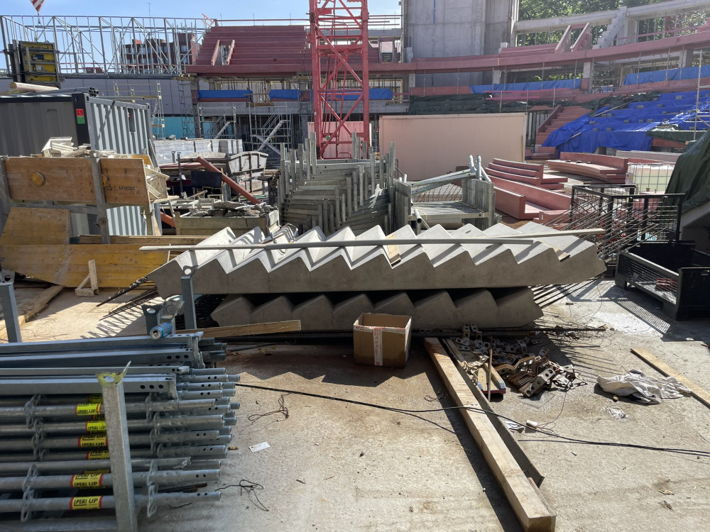 Aktuálně ze staveniště Horácké arény: Tribuny letí nahoru, na místě je mobilní jeřáb o hmotnosti 200 tun