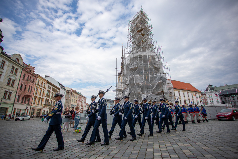 FOTO A VIDEO: Precizní sestavy a triky se zbraněmi. Olomoucké náměstí sledovalo show čestných stráží