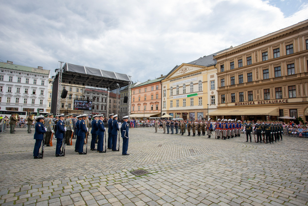 FOTO A VIDEO: Precizní sestavy a triky se zbraněmi. Olomoucké náměstí sledovalo show čestných stráží