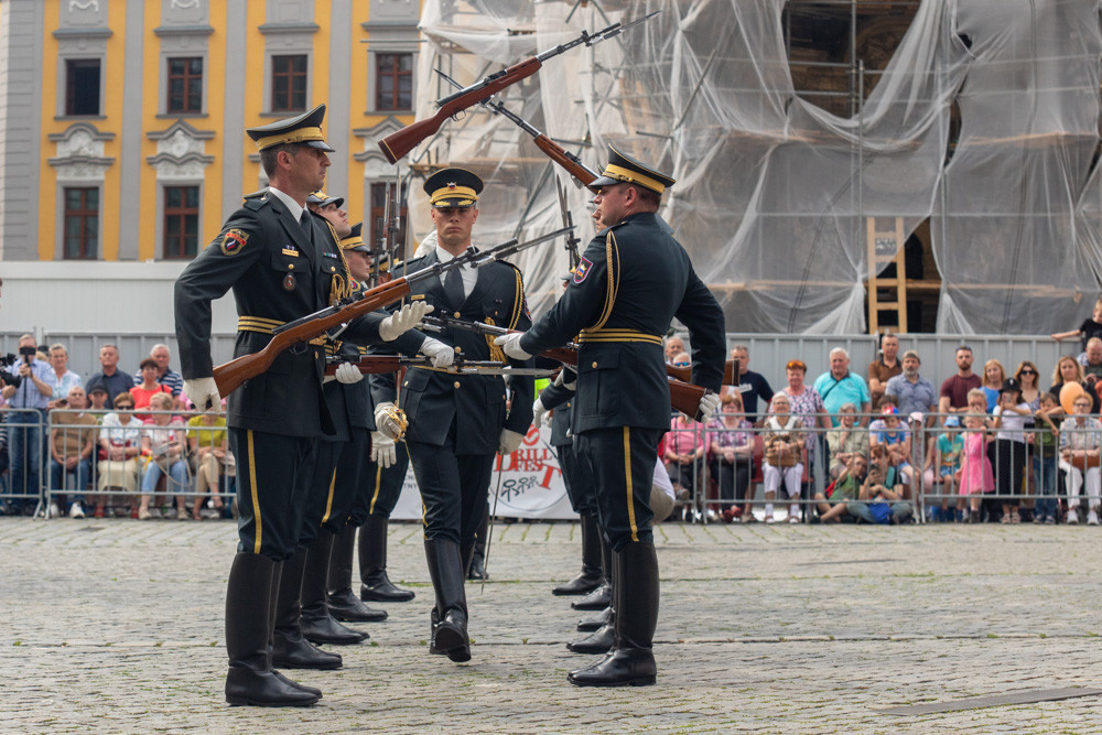 FOTO A VIDEO: Precizní sestavy a triky se zbraněmi. Olomoucké náměstí sledovalo show čestných stráží