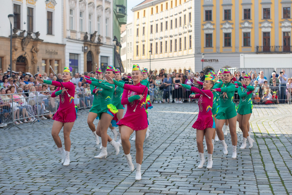 FOTO A VIDEO: Precizní sestavy a triky se zbraněmi. Olomoucké náměstí sledovalo show čestných stráží