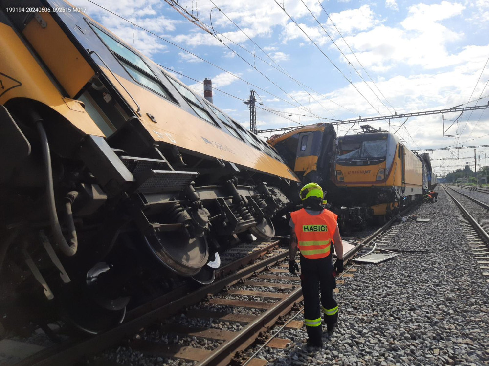 Hasiči budou odstraňovat následky nehody v Pardubicích celou noc. Omezí to železniční spojení s Prahou