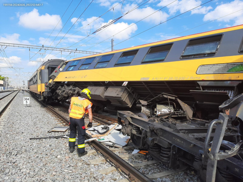 Hasiči budou odstraňovat následky nehody v Pardubicích celou noc. Omezí to železniční spojení s Prahou