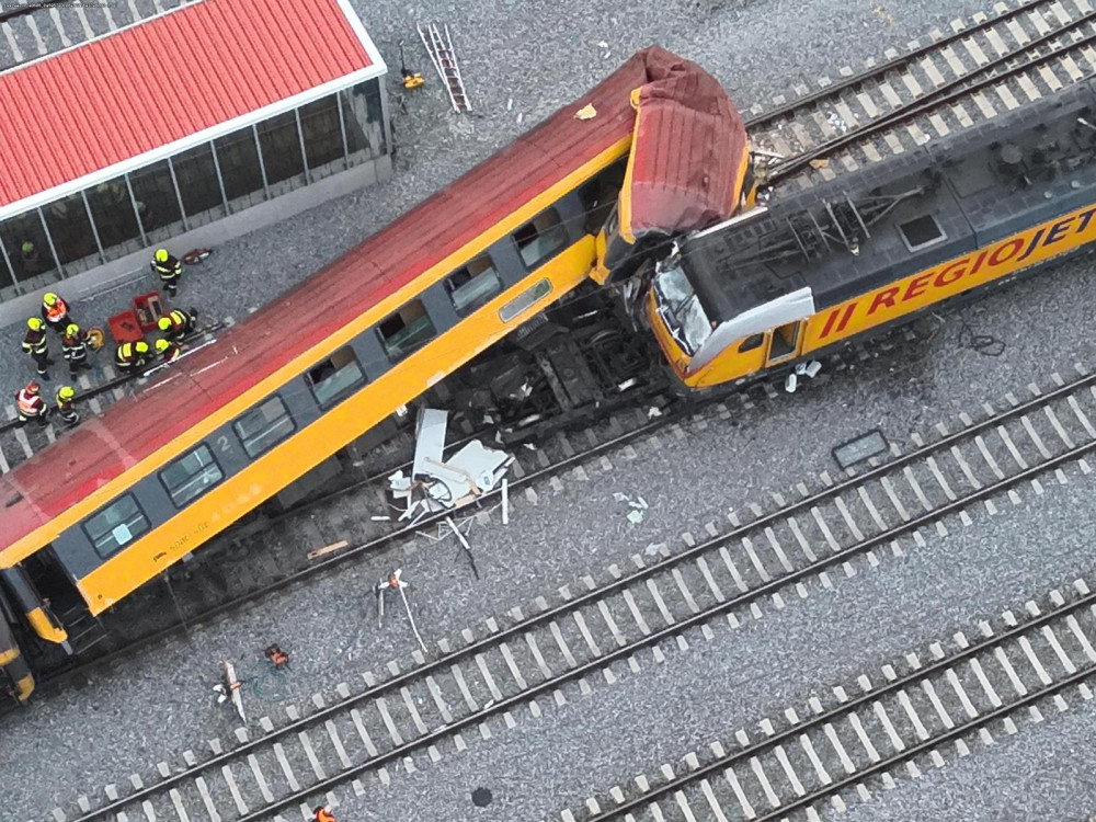 Hasiči budou odstraňovat následky nehody v Pardubicích celou noc. Omezí to železniční spojení s Prahou