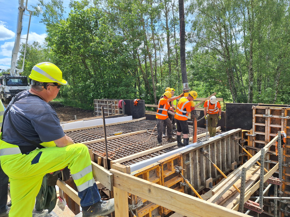  Začala oprava silnice mezi Skuhrovem a Olešnou. Dělníci teď budují nový most 