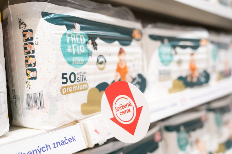 Tesco podporuje rodiny: Snížilo ceny plen a kojeneckých mlék