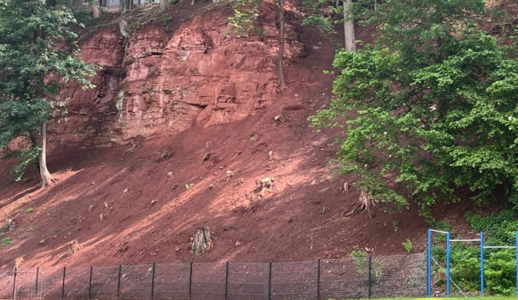 Opravy trutnovského běžeckého oválu po sesuvu skály jsou u konce. Sportoviště slouží bez omezení