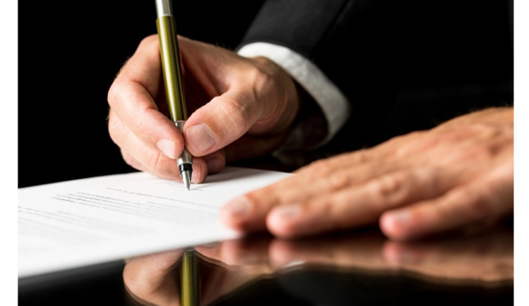 Zástupci odborné veřejnosti vyzvali ministra Hladíka ke stažení antisociálního návrhu novely zákona o obalech