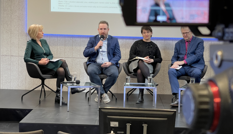 Audio: Dva hlasy, dva pohledy