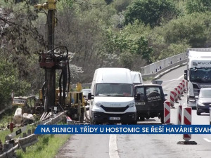 Na silnici I. třídy u Hostomic se řeší havárie svahu, na místě je omezení 