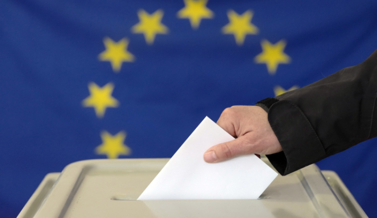 Živě: Přenos volební noci z centra Europa Experience v Praze