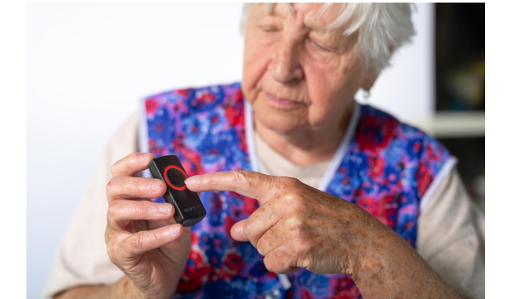 Bezpečí na dosah ruky: Jak SOS tlačítko Senzoor mění životy seniorů