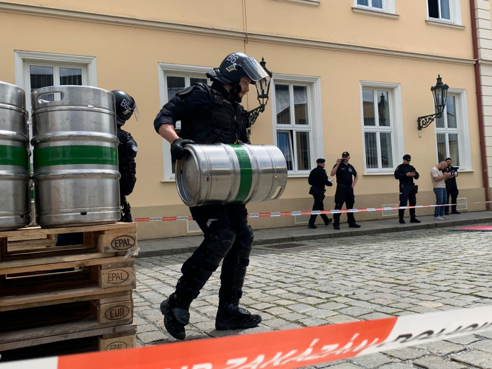 FOTO: Přenášení pivních sudů i tlačení vagonu, speciální pořádkové jednotky poměřují v Plzni své síly