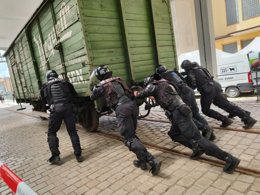 FOTO: Přenášení pivních sudů i tlačení vagonu, speciální pořádkové jednotky poměřují v Plzni své síly