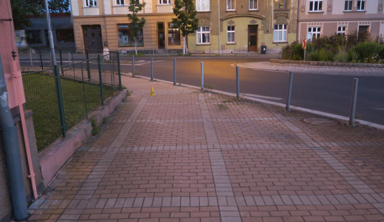 Ve Varech se srazil cyklista s dívkou na koloběžce. Cyklista ujel, policie hledá svědky