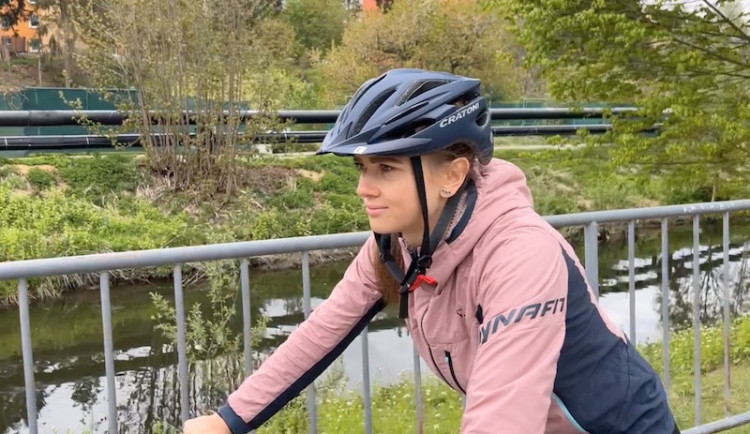 Cyklistická přilba může dítěti zachránit život. Pokud je správně vybraná a nasazená.