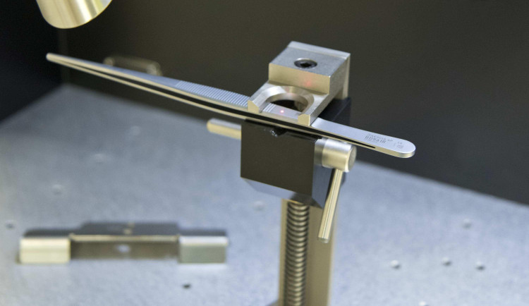 Fakultní nemocnice v Hradci Králové zavádí revoluční metodu laserového značení zdravotnických nástrojů