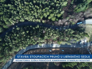 Mezi Prachaticemi a Libínským sedlem se staví stoupací pruhy, řidiče čekají semafory