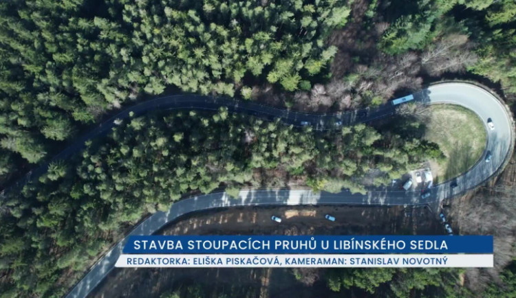 Mezi Prachaticemi a Libínským sedlem se staví stoupací pruhy, řidiče čekají semafory