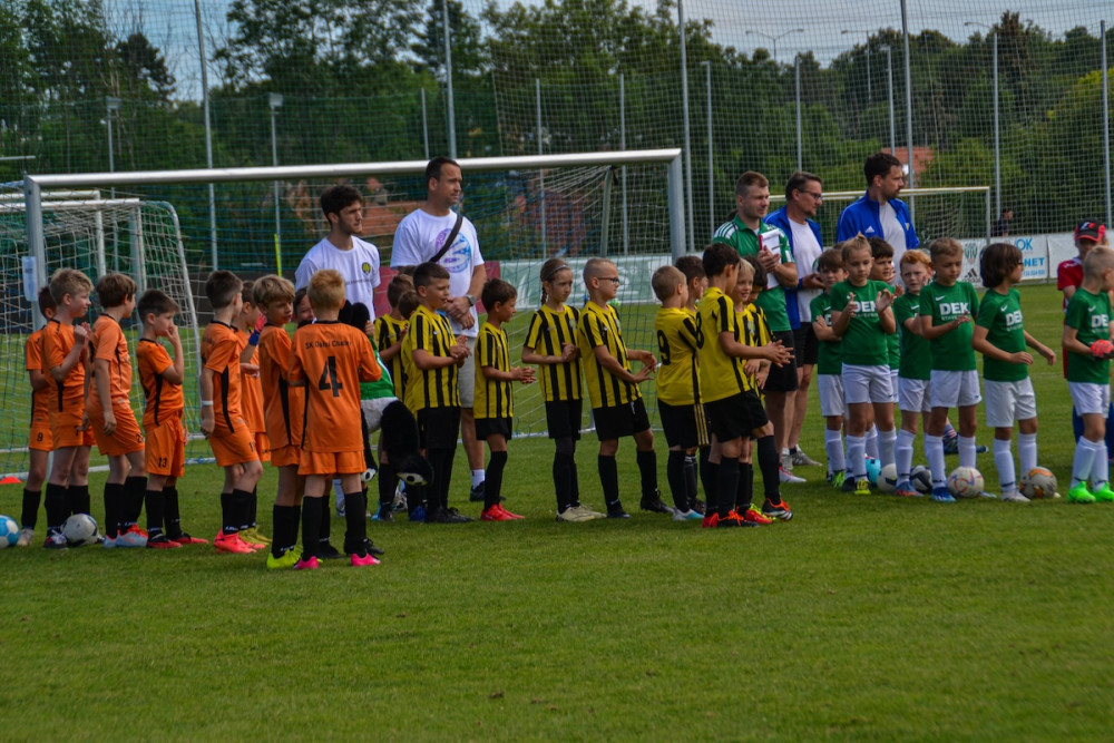 Malí fotbalisté se utkali na Šmíca Cupu v Dolních Chabrech. Ať to dotáhnout co nejdál, popřál jim Šmicer