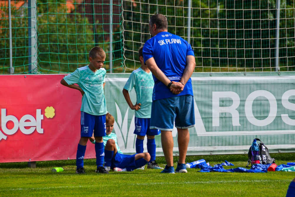 Malí fotbalisté se utkali na Šmíca Cupu v Dolních Chabrech. Ať to dotáhnout co nejdál, popřál jim Šmicer