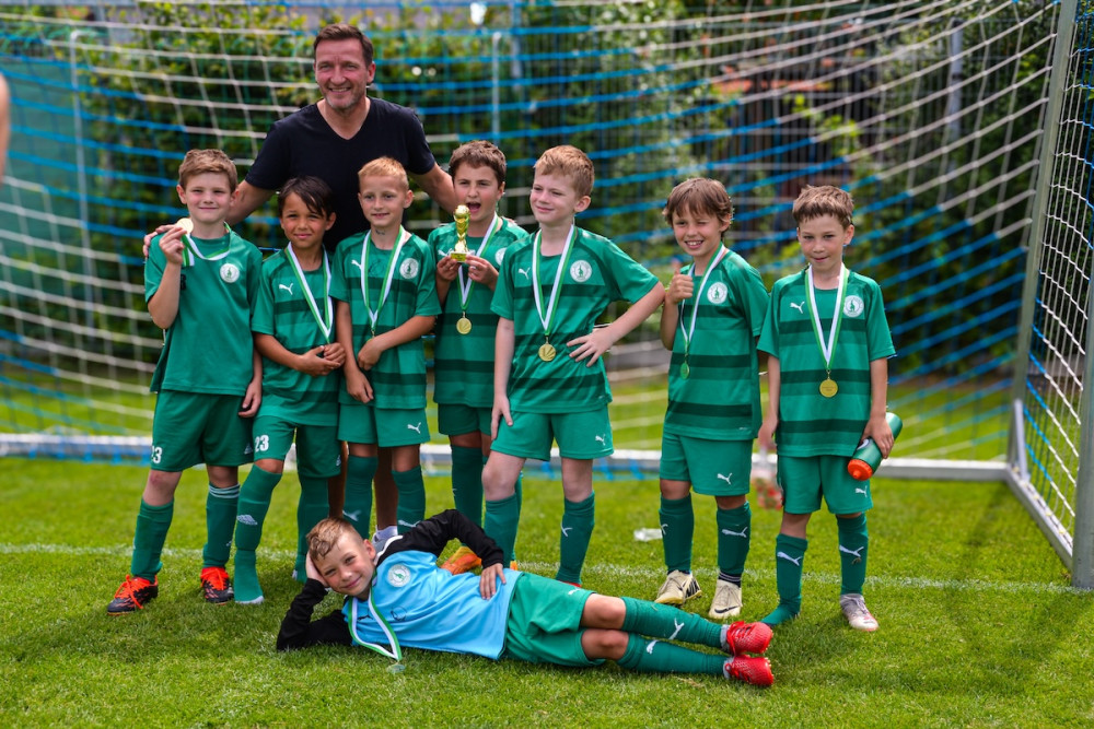 Malí fotbalisté se utkali na Šmíca Cupu v Dolních Chabrech. Ať to dotáhnout co nejdál, popřál jim Šmicer