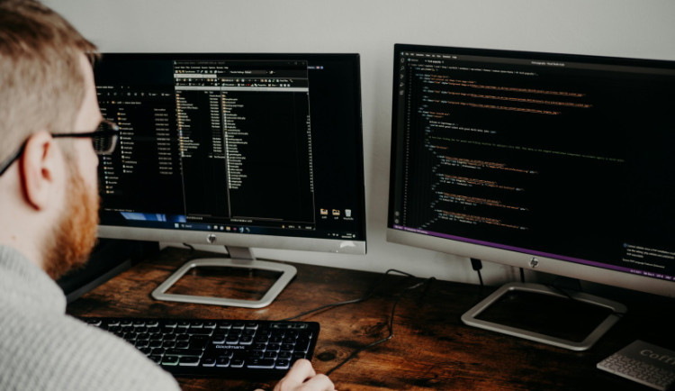 Nedostatek IT zaměstnanců zpomaluje českou ekonomiku. Řešením jsou externí specialisté