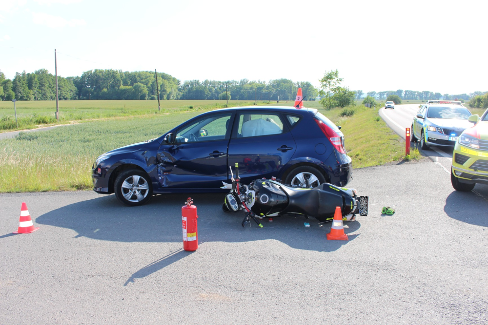 Policisté hledají svědky nehody. Motocyklista se měl střetnout s Hyundaiem.
