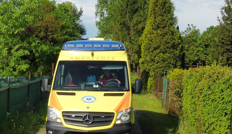 Muž se vážně poranil při pádu ze střechy. Do nemocnice ho transportoval vrtulník