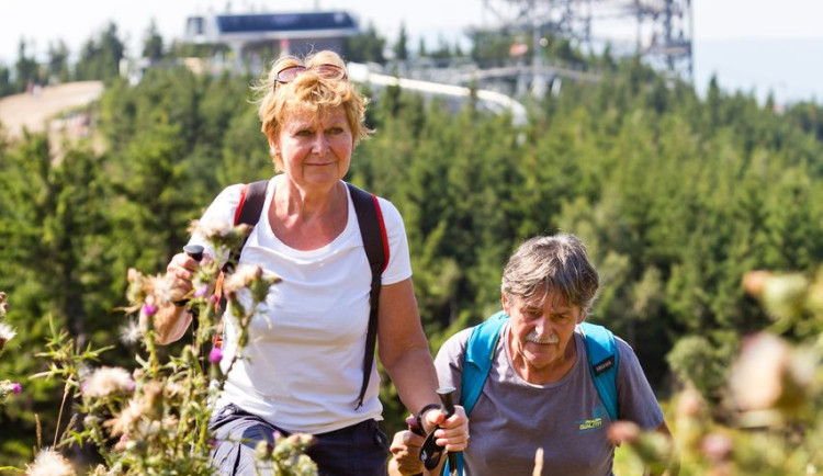 Češi letos za dovolenou nechtějí šetřit. Mírně roste zájem o zahraniční destinace