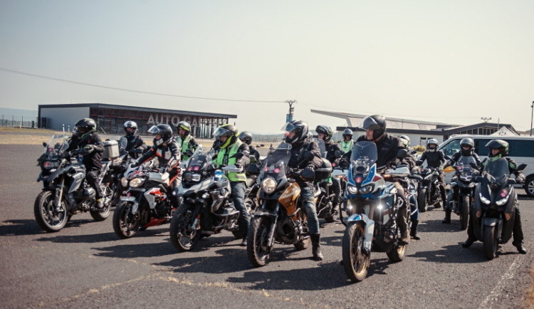 V prvních měsících tohoto roku zemřelo 23 motorkářů, těžce zraněných je téměř stovka. Zlepšit situaci pomohou specializované kurzy i unikátní videa.