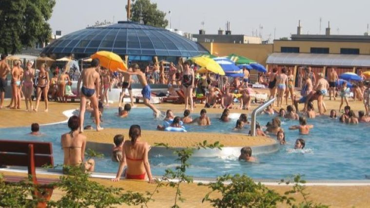 Tropy přicházejí, na jihu kraje mohou teploty překročit třicítku. Koupaliště jsou v pohotovosti