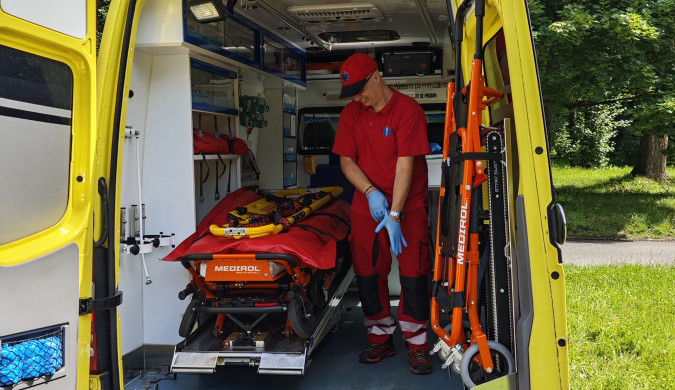 Na Bruntálsku v sobotu večer zkolaboval cyklista. Záchranáři ho našli v bezvědomí a s poraněnou hlavou