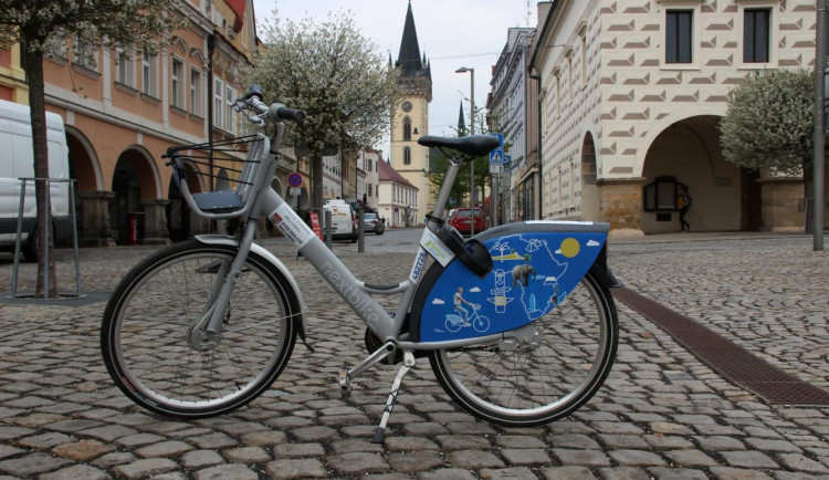 Dvůr Králové rozšiřuje síť stanovišť pro sdílená kola. Projekt má ve městě úspěch