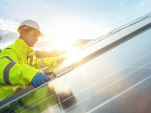 EIT InnoEnergy zahájila činnost Evropské solární akademie, která v příštích dvou letech umožní získat kvalifikaci pro 65 000 pracovníků.