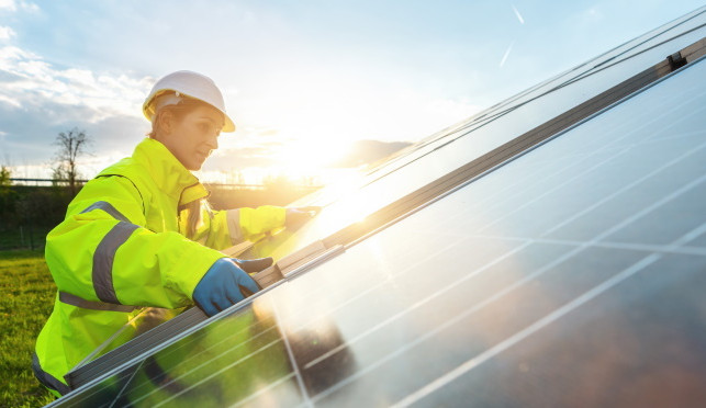 EIT InnoEnergy zahájila činnost Evropské solární akademie, která v příštích dvou letech umožní získat kvalifikaci pro 65 000 pracovníků.