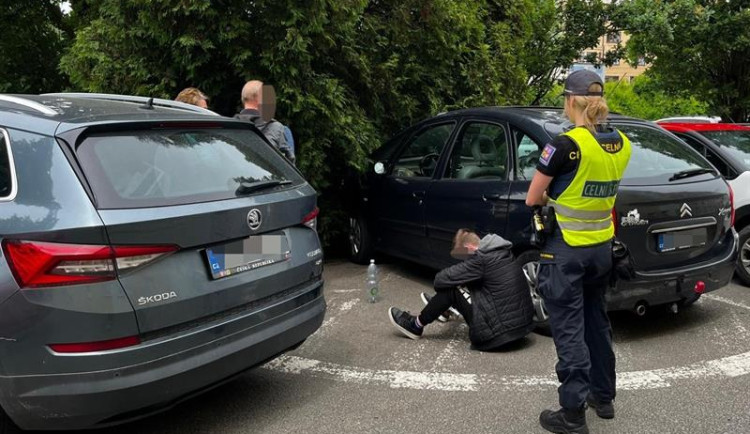 Celníci v Náchodě zadrželi osobní auto s téměř dvěma kilogramy tablet obsahujících pseudoefedrin